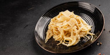 Parmesanlı ve peynirli spagetti makarna ana yemek aperatifi aperatif taze leziz gurme yemek arkaplanı masa rustik yemek üst görünüm fotokopi uzay vejetaryen yemeği