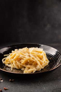 Parmesanlı ve peynirli spagetti makarna ana yemek aperatifi aperatif taze leziz gurme yemek arkaplanı masa rustik yemek üst görünüm fotokopi uzay vejetaryen yemeği