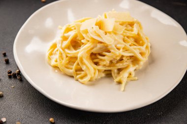 Parmesanlı ve peynirli spagetti makarna ana yemek aperatifi aperatif taze leziz gurme yemek arkaplanı masa rustik yemek üst görünüm fotokopi uzay vejetaryen yemeği