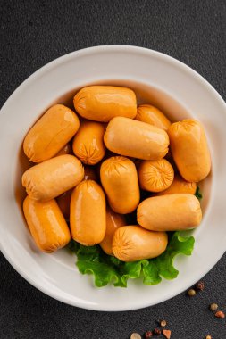 Kokteyl sosisi tavuk ya da hindi eti mini sosis ana yemek lezzetli aperatif taze gurme yemek arka planı masa rustik gıda üst görünümü fotokopi alanı