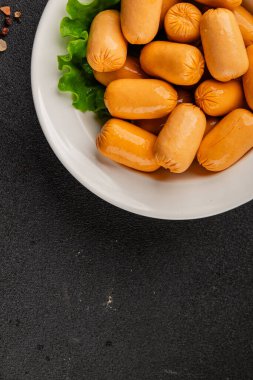 Kokteyl sosisi tavuk ya da hindi eti mini sosis ana yemek lezzetli aperatif taze gurme yemek arka planı masa rustik gıda üst görünümü fotokopi alanı