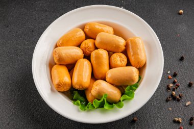 Kokteyl sosisi tavuk ya da hindi eti mini sosis ana yemek lezzetli aperatif taze gurme yemek arka planı masa rustik gıda üst görünümü fotokopi alanı