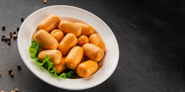 Kokteyl sosisi tavuk ya da hindi eti mini sosis ana yemek lezzetli aperatif taze gurme yemek arka planı masa rustik gıda üst görünümü fotokopi alanı