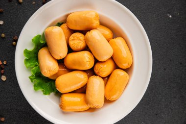 Kokteyl sosisi tavuk ya da hindi eti mini sosis ana yemek lezzetli aperatif taze gurme yemek arka planı masa rustik gıda üst görünümü fotokopi alanı