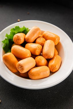 Kokteyl sosisi tavuk ya da hindi eti mini sosis ana yemek lezzetli aperatif taze gurme yemek arka planı masa rustik gıda üst görünümü fotokopi alanı