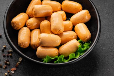 Kokteyl sosisi tavuk ya da hindi eti mini sosis ana yemek lezzetli aperatif taze gurme yemek arka planı masa rustik gıda üst görünümü fotokopi alanı