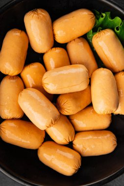 Kokteyl sosisi tavuk ya da hindi eti mini sosis ana yemek lezzetli aperatif taze gurme yemek arka planı masa rustik gıda üst görünümü fotokopi alanı