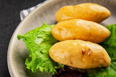 Quenelle balık kıyma sosu mantar Fransız mutfağı ana yemek lezzetli aperatif lezzetli lezzetli gurme yemek arkaplan masa rustik gıda üst görünüm fotokopi alanı peseeter diyet