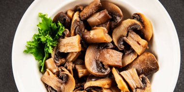 Champignon mantarları lezzetli atıştırmalıklar yemeye hazır taze gurme yemek arkaplanı masanın üstünde rustik yemek fotokopi alanı keto ve paleo diyet vejetaryen ve vejetaryen gıda pazarlama konsepti fotoğrafı