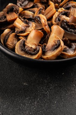 Champignon mantarları lezzetli atıştırmalıklar yemeye hazır taze gurme yemek arkaplanı masanın üstünde rustik yemek fotokopi alanı keto ve paleo diyet vejetaryen ve vejetaryen gıda pazarlama konsepti fotoğrafı