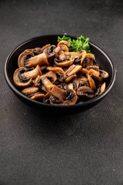 Champignon mantarları lezzetli atıştırmalıklar yemeye hazır taze gurme yemek arkaplanı masanın üstünde rustik yemek fotokopi alanı keto ve paleo diyet vejetaryen ve vejetaryen gıda pazarlama konsepti fotoğrafı