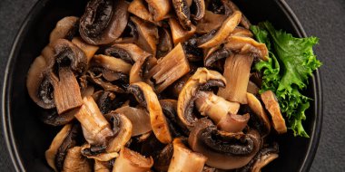 Champignon mantarları lezzetli atıştırmalıklar yemeye hazır taze gurme yemek arkaplanı masanın üstünde rustik yemek fotokopi alanı keto ve paleo diyet vejetaryen ve vejetaryen gıda pazarlama konsepti fotoğrafı