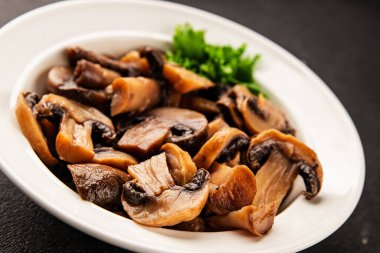 Champignon mantarları lezzetli atıştırmalıklar yemeye hazır taze gurme yemek arkaplanı masanın üstünde rustik yemek fotokopi alanı keto ve paleo diyet vejetaryen ve vejetaryen gıda pazarlama konsepti fotoğrafı