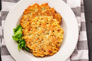 Haşhaş patatesler Draniki ana yemek hazırlama aperatifler lezzetli çerezler lezzetli gurme yemek arka planı masa rustik yemekler üst görünüm fotokopi alanı vejetaryen ve vejetaryen yiyecekler