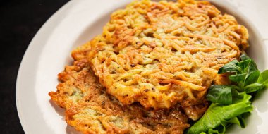 Haşhaş patatesler Draniki ana yemek hazırlama aperatifler lezzetli çerezler lezzetli gurme yemek arka planı masa rustik yemekler üst görünüm fotokopi alanı vejetaryen ve vejetaryen yiyecekler