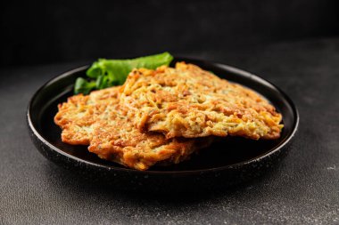 Haşhaş patatesler Draniki ana yemek hazırlama aperatifler lezzetli çerezler lezzetli gurme yemek arka planı masa rustik yemekler üst görünüm fotokopi alanı vejetaryen ve vejetaryen yiyecekler