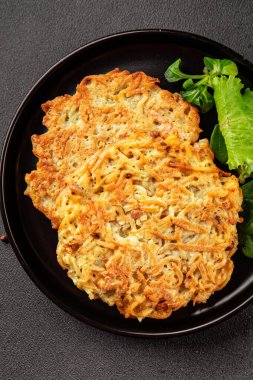 Haşhaş patatesler Draniki ana yemek hazırlama aperatifler lezzetli çerezler lezzetli gurme yemek arka planı masa rustik yemekler üst görünüm fotokopi alanı vejetaryen ve vejetaryen yiyecekler