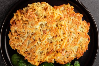 Haşhaş patatesler Draniki ana yemek hazırlama aperatifler lezzetli çerezler lezzetli gurme yemek arka planı masa rustik yemekler üst görünüm fotokopi alanı vejetaryen ve vejetaryen yiyecekler