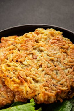 Haşhaş patatesler Draniki ana yemek hazırlama aperatifler lezzetli çerezler lezzetli gurme yemek arka planı masa rustik yemekler üst görünüm fotokopi alanı vejetaryen ve vejetaryen yiyecekler