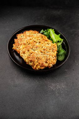 Haşhaş patatesler Draniki ana yemek hazırlama aperatifler lezzetli çerezler lezzetli gurme yemek arka planı masa rustik yemekler üst görünüm fotokopi alanı vejetaryen ve vejetaryen yiyecekler