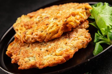 Haşhaş patatesler Draniki ana yemek hazırlama aperatifler lezzetli çerezler lezzetli gurme yemek arka planı masa rustik yemekler üst görünüm fotokopi alanı vejetaryen ve vejetaryen yiyecekler