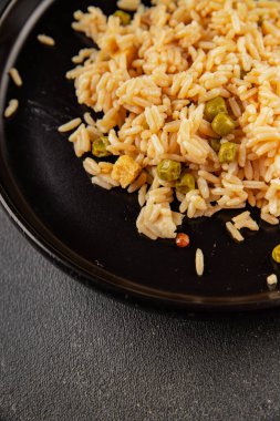 Yumurtalı, tavuklu ve sebzeli pilav ana yemek hazır aperatif lezzetli leziz gurme yemek arkaplan masanın üzerinde rustik yemek üst görünüm fotokopi alanı vejetaryen ve vejetaryen yemekleri