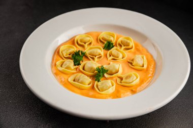 Kase içinde Ravioli makarna sosu ana yemek hazır aperatif lezzetli leziz gurme yemek arkaplanı masa rustik yemek üst görünümü fotokopi alanı