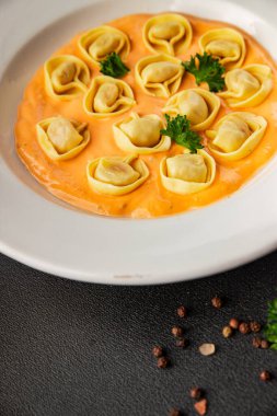 Kase içinde Ravioli makarna sosu ana yemek hazır aperatif lezzetli leziz gurme yemek arkaplanı masa rustik yemek üst görünümü fotokopi alanı
