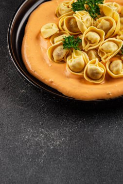 Kase içinde Ravioli makarna sosu ana yemek hazır aperatif lezzetli leziz gurme yemek arkaplanı masa rustik yemek üst görünümü fotokopi alanı