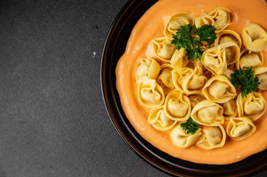 Kase içinde Ravioli makarna sosu ana yemek hazır aperatif lezzetli leziz gurme yemek arkaplanı masa rustik yemek üst görünümü fotokopi alanı