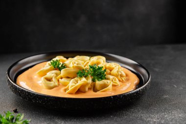 Kase içinde Ravioli makarna sosu ana yemek hazır aperatif lezzetli leziz gurme yemek arkaplanı masa rustik yemek üst görünümü fotokopi alanı