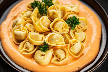 Kase içinde Ravioli makarna sosu ana yemek hazır aperatif lezzetli leziz gurme yemek arkaplanı masa rustik yemek üst görünümü fotokopi alanı