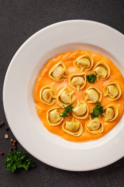 Kase içinde Ravioli makarna sosu ana yemek hazır aperatif lezzetli leziz gurme yemek arkaplanı masa rustik yemek üst görünümü fotokopi alanı