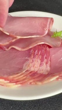 Tütsülenmiş domuz filetosu domuz eti, lezzetli aperatif taze gurme yemek arka planı, masa rustik gıda, üst görünüm fotokopi uzay pazarlama konsepti.