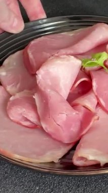 Tütsülenmiş domuz filetosu domuz eti, lezzetli aperatif taze gurme yemek arka planı, masa rustik gıda, üst görünüm fotokopi uzay pazarlama konsepti.