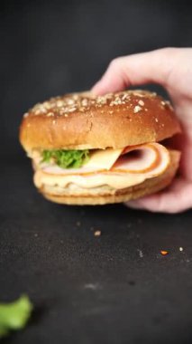 Jambonlu sandviç, peynirli hamburger eti dilimler jambonlu aperatif lezzetli gurme yemek arkaplanı masadaki rustik yemek üst görünümü fotokopi uzay pazarlama konsepti fotoğrafı