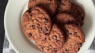 Çikolatalı kurabiyeler, tatlı tatlı ev yapımı, lezzetli çerezler, lezzetli gurme yemek arkaplanı, masa üstü kırsal yiyecekler, fotokopi uzayı pazarlama konsepti.