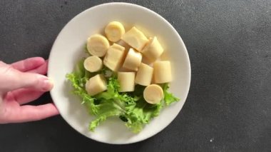 Palmiye aromalı dilimlenmiş kalp taze gurme yemek arka planı masadaki rustik yemek üst görünüm fotokopi alanı keto ve paleo diyet vejetaryen ve vejetaryen gıda pazarlama konsepti fotoğraf