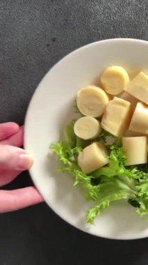 Palmiye aromalı dilimlenmiş kalp taze gurme yemek arka planı masadaki rustik yemek üst görünüm fotokopi alanı keto ve paleo diyet vejetaryen ve vejetaryen gıda pazarlama konsepti fotoğraf