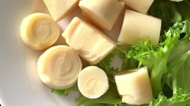 Palmiye aromalı dilimlenmiş kalp taze gurme yemek arka planı masadaki rustik yemek üst görünüm fotokopi alanı keto ve paleo diyet vejetaryen ve vejetaryen gıda pazarlama konsepti fotoğraf