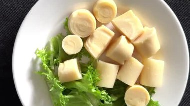 Palmiye aromalı dilimlenmiş kalp taze gurme yemek arka planı masadaki rustik yemek üst görünüm fotokopi alanı keto ve paleo diyet vejetaryen ve vejetaryen gıda pazarlama konsepti fotoğraf