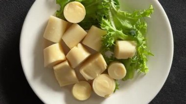 Palmiye aromalı dilimlenmiş kalp taze gurme yemek arka planı masadaki rustik yemek üst görünüm fotokopi alanı keto ve paleo diyet vejetaryen ve vejetaryen gıda pazarlama konsepti fotoğraf