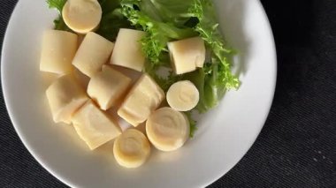 Palmiye aromalı dilimlenmiş kalp taze gurme yemek arka planı masadaki rustik yemek üst görünüm fotokopi alanı keto ve paleo diyet vejetaryen ve vejetaryen gıda pazarlama konsepti fotoğraf