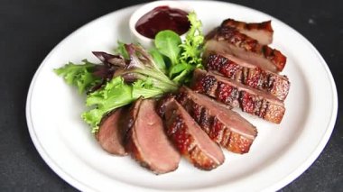 Ördek göğsü dilimleri kümes hayvanları eti ana yemek lezzetli aperatif taze gurme yemek arkaplan masa kırsal gıda üst görünüm fotokopi uzay pazarlama konsepti fotoğraf