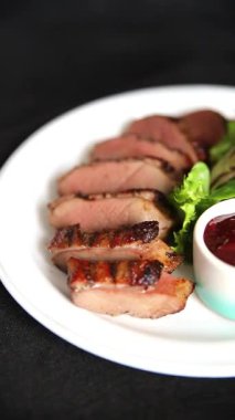 Ördek göğsü dilimleri kümes hayvanları eti ana yemek lezzetli aperatif taze gurme yemek arkaplan masa kırsal gıda üst görünüm fotokopi uzay pazarlama konsepti fotoğraf