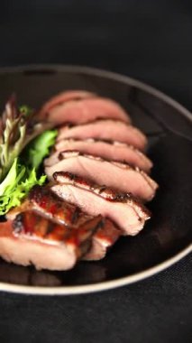 Ördek göğsü dilimleri kümes hayvanları eti ana yemek lezzetli aperatif taze gurme yemek arkaplan masa kırsal gıda üst görünüm fotokopi uzay pazarlama konsepti fotoğraf