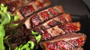 Ördek göğsü dilimleri kümes hayvanları eti ana yemek lezzetli aperatif taze gurme yemek arkaplan masa kırsal gıda üst görünüm fotokopi uzay pazarlama konsepti fotoğraf