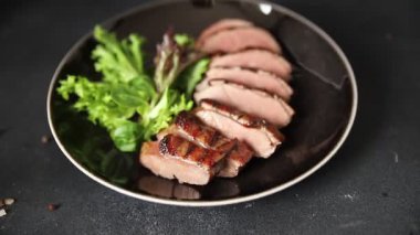 Ördek göğsü dilimleri kümes hayvanları eti ana yemek lezzetli aperatif taze gurme yemek arkaplan masa kırsal gıda üst görünüm fotokopi uzay pazarlama konsepti fotoğraf