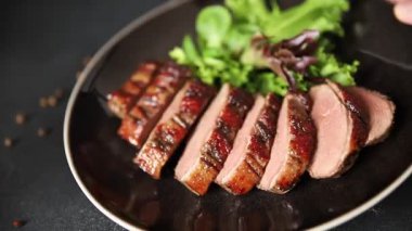 Ördek göğsü dilimleri kümes hayvanları eti ana yemek lezzetli aperatif taze gurme yemek arkaplan masa kırsal gıda üst görünüm fotokopi uzay pazarlama konsepti fotoğraf