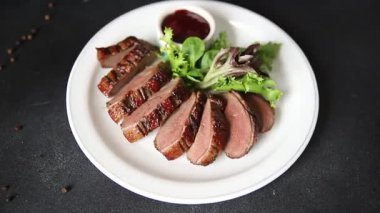 Ördek göğsü dilimleri kümes hayvanları eti ana yemek lezzetli aperatif taze gurme yemek arkaplan masa kırsal gıda üst görünüm fotokopi uzay pazarlama konsepti fotoğraf